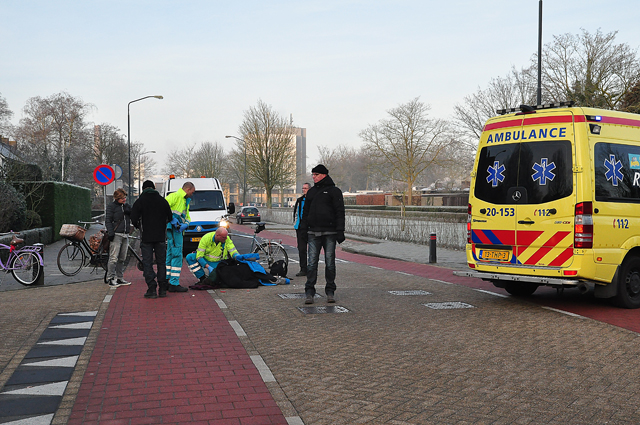 Fietser mogelijk zwaargewond na aanrijding met auto aan de Burg. Moonenlaan Waalwijk