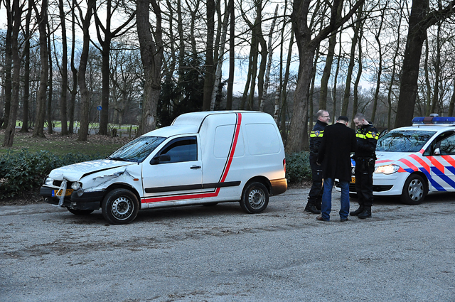 Man rijdt betonnen blokken omver aan het Hoefsvenlaan Waalwijk