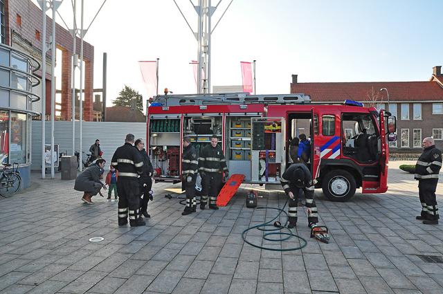 Brandweer verrast kinderen bij voorstelling van brandweerman Sam aan het Vredesplein Waalwijk