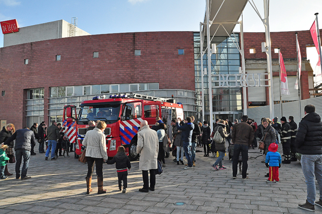 Brandweer verrast kinderen bij voorstelling van brandweerman Sam aan het Vredesplein Waalwijk