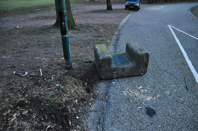 Man rijdt betonnen blokken omver aan het Hoefsvenlaan Waalwijk