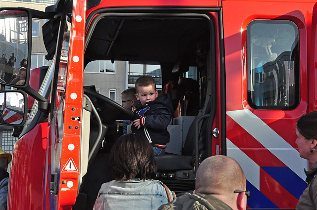 Brandweer verrast kinderen bij voorstelling van brandweerman Sam aan het Vredesplein Waalwijk