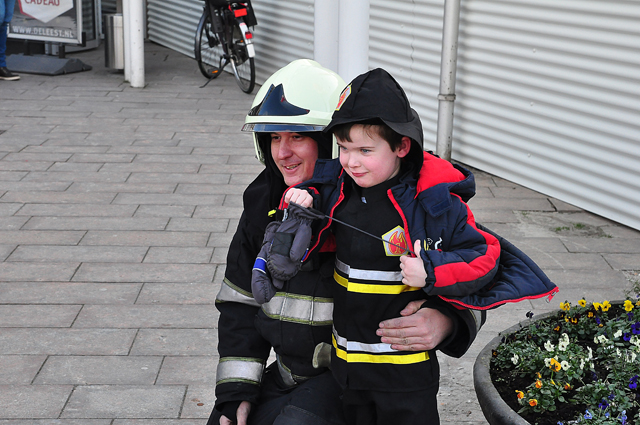 Brandweer verrast kinderen bij voorstelling van brandweerman Sam aan het Vredesplein Waalwijk