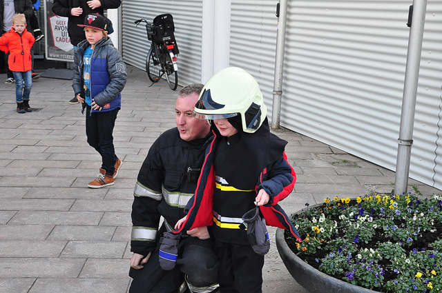 Brandweer verrast kinderen bij voorstelling van brandweerman Sam aan het Vredesplein Waalwijk