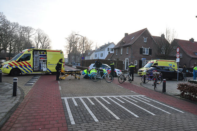 Fietser mogelijk zwaargewond na aanrijding met auto aan de Burg. Moonenlaan Waalwijk