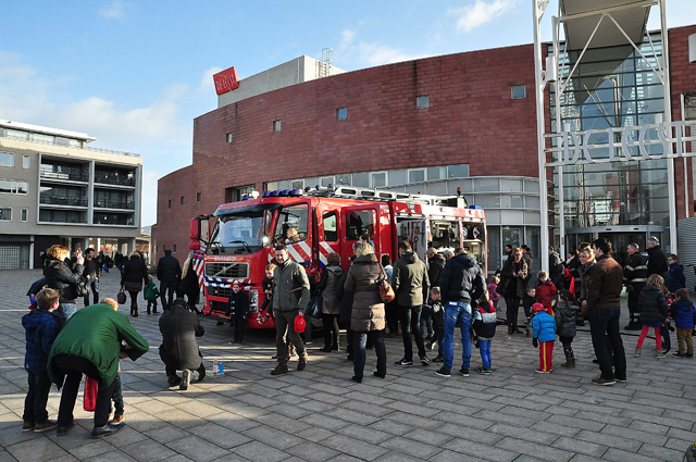 Brandweer verrast kinderen bij voorstelling van brandweerman Sam aan het Vredesplein Waalwijk