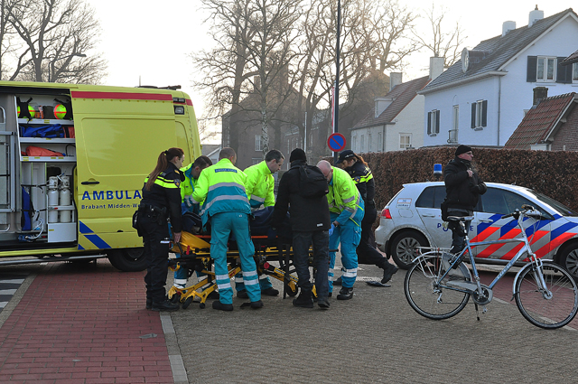 Fietser mogelijk zwaargewond na aanrijding met auto aan de Burg. Moonenlaan Waalwijk