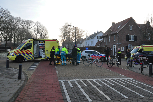 Fietser mogelijk zwaargewond na aanrijding met auto aan de Burg. Moonenlaan Waalwijk