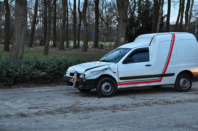 Man rijdt betonnen blokken omver aan het Hoefsvenlaan Waalwijk