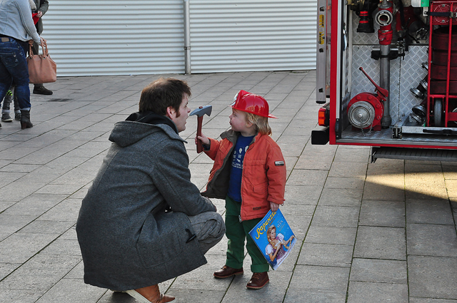 Brandweer verrast kinderen bij voorstelling van brandweerman Sam aan het Vredesplein Waalwijk