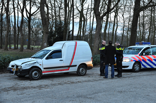 Man rijdt betonnen blokken omver aan het Hoefsvenlaan Waalwijk