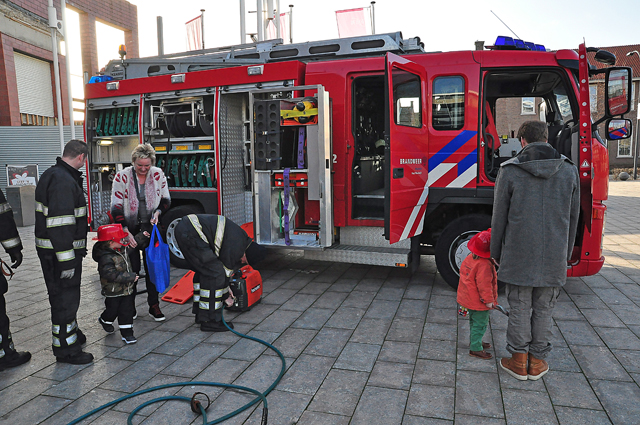 Brandweer verrast kinderen bij voorstelling van brandweerman Sam aan het Vredesplein Waalwijk