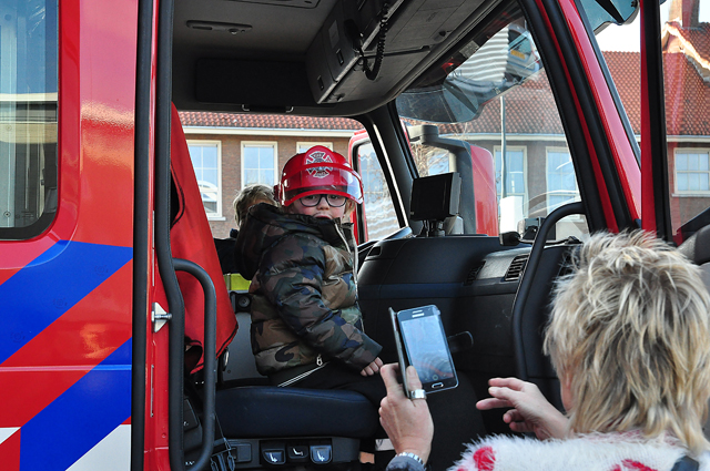 Brandweer verrast kinderen bij voorstelling van brandweerman Sam aan het Vredesplein Waalwijk