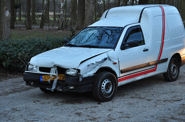 Man rijdt betonnen blokken omver aan het Hoefsvenlaan Waalwijk