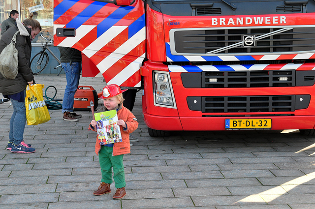 Brandweer verrast kinderen bij voorstelling van brandweerman Sam aan het Vredesplein Waalwijk