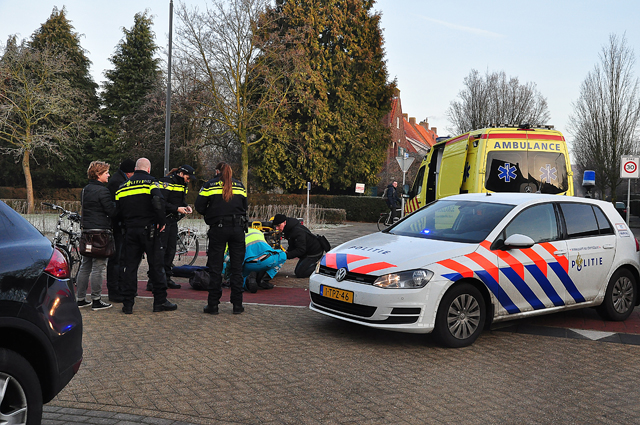 Fietser mogelijk zwaargewond na aanrijding met auto aan de Burg. Moonenlaan Waalwijk