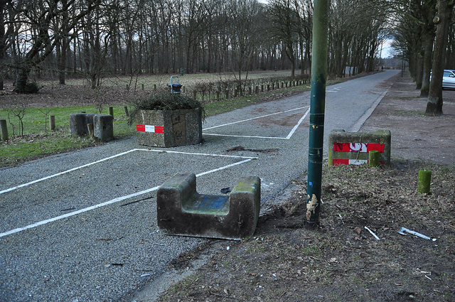 Man rijdt betonnen blokken omver aan het Hoefsvenlaan Waalwijk
