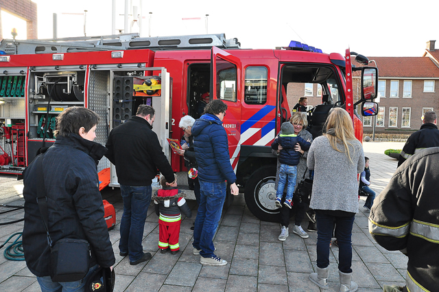 Brandweer verrast kinderen bij voorstelling van brandweerman Sam aan het Vredesplein Waalwijk