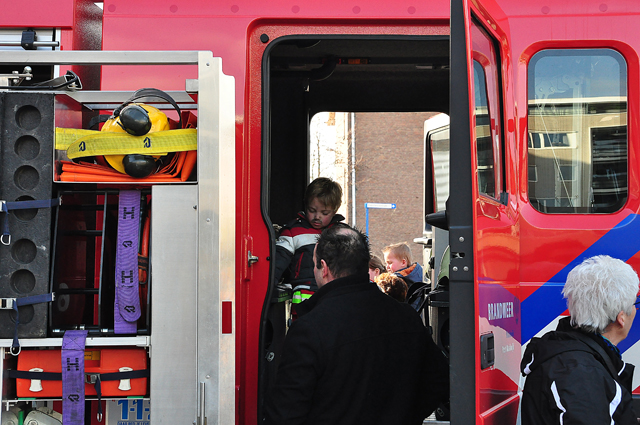 Brandweer verrast kinderen bij voorstelling van brandweerman Sam aan het Vredesplein Waalwijk