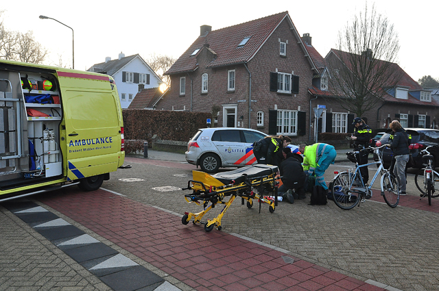 Fietser mogelijk zwaargewond na aanrijding met auto aan de Burg. Moonenlaan Waalwijk
