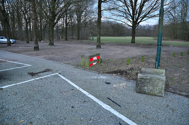 Man rijdt betonnen blokken omver aan het Hoefsvenlaan Waalwijk
