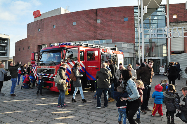 Brandweer verrast kinderen bij voorstelling van brandweerman Sam aan het Vredesplein Waalwijk