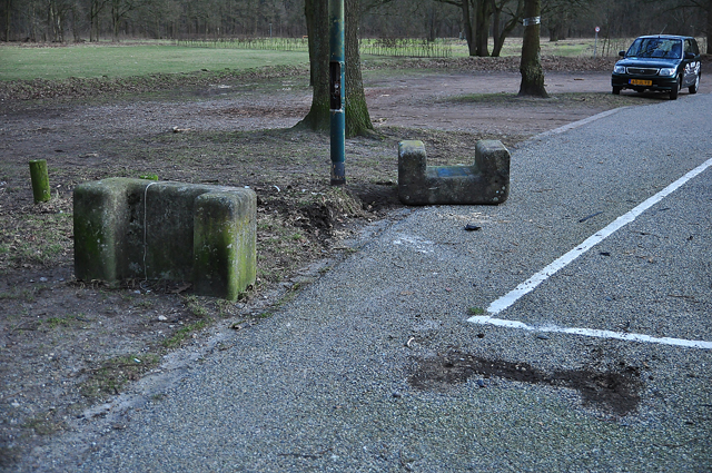 Man rijdt betonnen blokken omver aan het Hoefsvenlaan Waalwijk