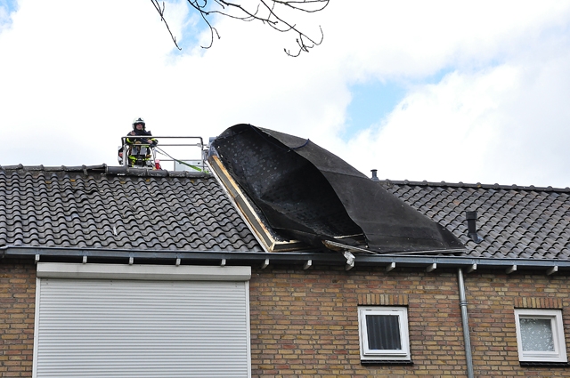 Wind rukt dak van dakkapel af aan de Groenewoudlaan Waalwijk