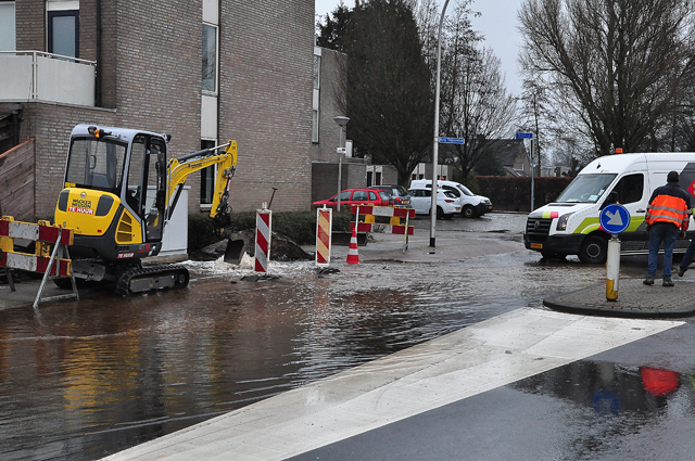 UPDATE: Flink waterballet door kapot getrokken hoofdleiding aan de Burgemeester Teijssenlaan Waalwijk