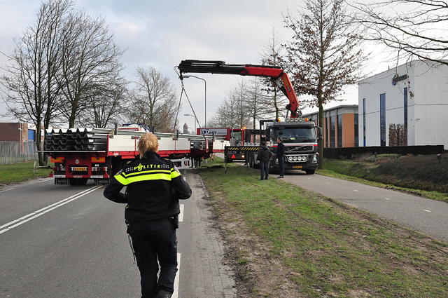 Trailer schiet van vrachtwagen af aan de Sluisweg Waalwijk