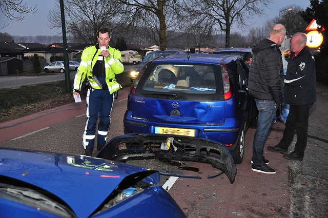 3 auto's botsen op elkaar op de Winterdijk Sprang-Capelle