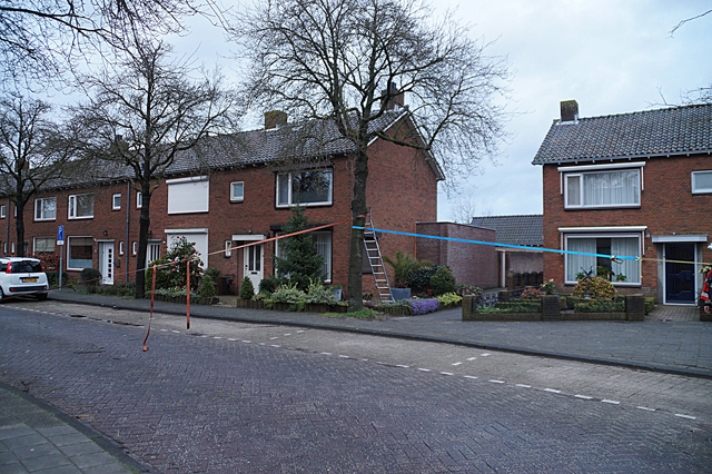 Boom dreigt om te vallen op woning aan de Van Berckenrodelaan Waalwijk