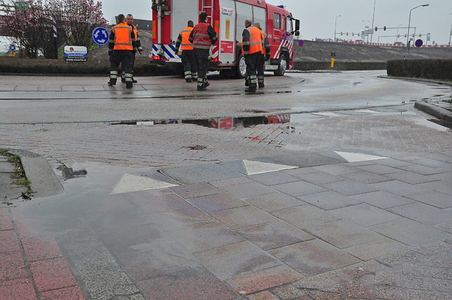 Brandweer reinigt wegdek aan de Van Andelstraat en omgeving Waalwijk