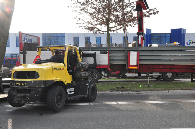 Trailer schiet van vrachtwagen af aan de Sluisweg Waalwijk