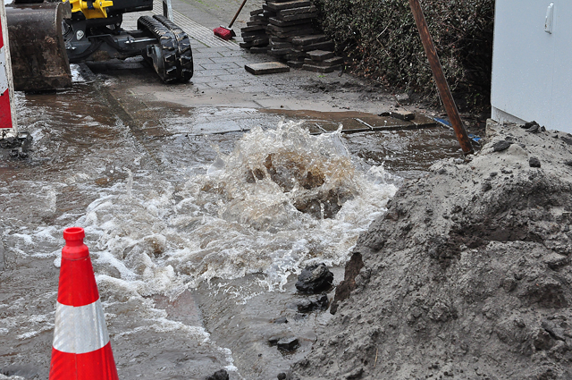 UPDATE: Flink waterballet door kapot getrokken hoofdleiding aan de Burgemeester Teijssenlaan Waalwijk