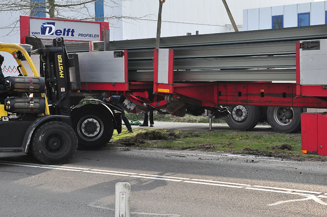 Trailer schiet van vrachtwagen af aan de Sluisweg Waalwijk