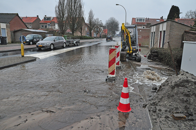 UPDATE: Flink waterballet door kapot getrokken hoofdleiding aan de Burgemeester Teijssenlaan Waalwijk