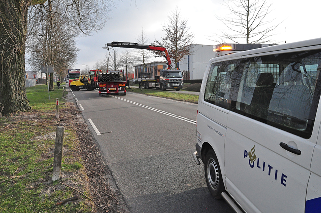 Trailer schiet van vrachtwagen af aan de Sluisweg Waalwijk
