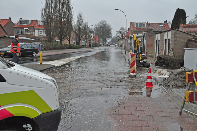 UPDATE: Flink waterballet door kapot getrokken hoofdleiding aan de Burgemeester Teijssenlaan Waalwijk
