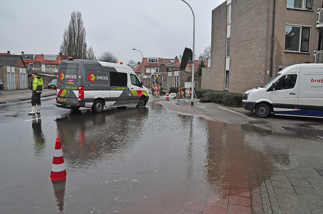 UPDATE: Flink waterballet door kapot getrokken hoofdleiding aan de Burgemeester Teijssenlaan Waalwijk