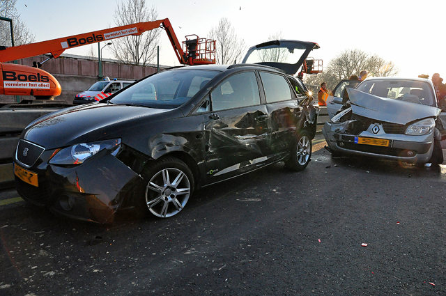 Flinke file door ongeval op de A59 (Maasroute) Waalwijk