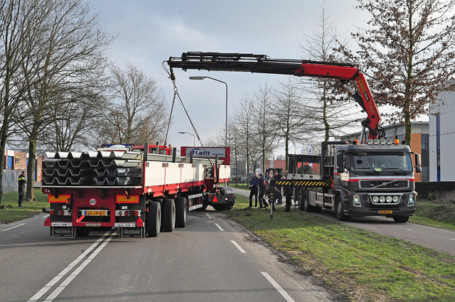 Trailer schiet van vrachtwagen af aan de Sluisweg Waalwijk