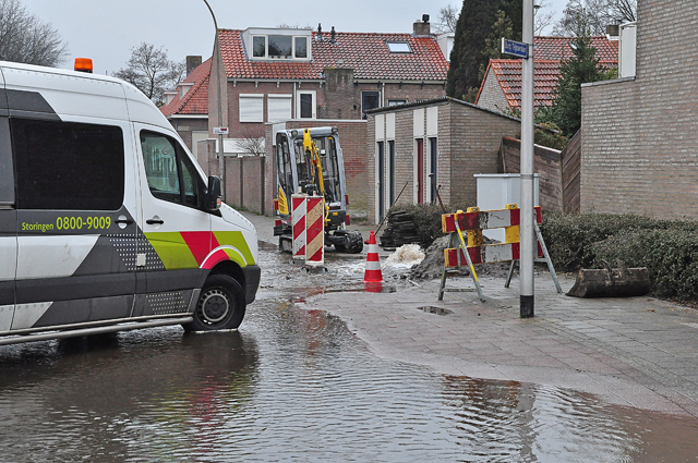 UPDATE: Flink waterballet door kapot getrokken hoofdleiding aan de Burgemeester Teijssenlaan Waalwijk