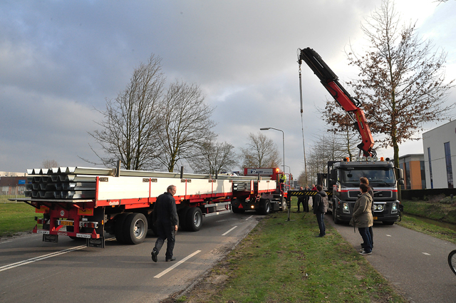 Trailer schiet van vrachtwagen af aan de Sluisweg Waalwijk