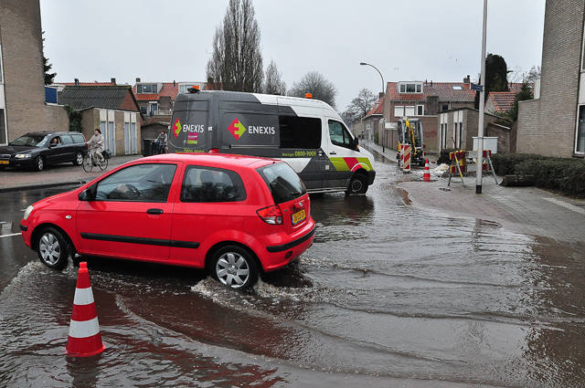UPDATE: Flink waterballet door kapot getrokken hoofdleiding aan de Burgemeester Teijssenlaan Waalwijk