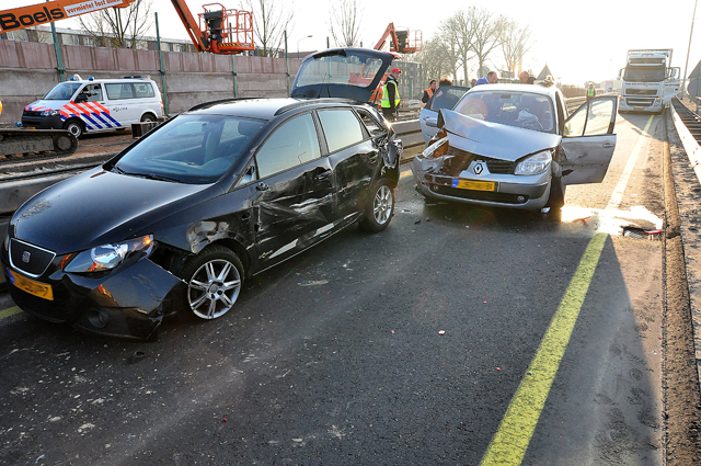 Flinke file door ongeval op de A59 (Maasroute) Waalwijk