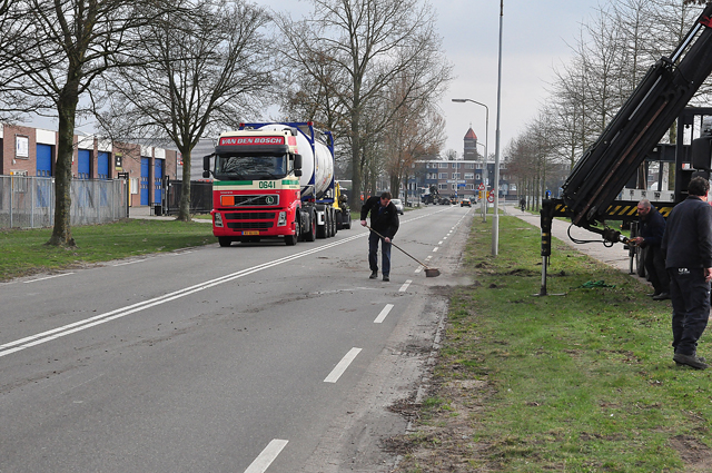 Trailer schiet van vrachtwagen af aan de Sluisweg Waalwijk