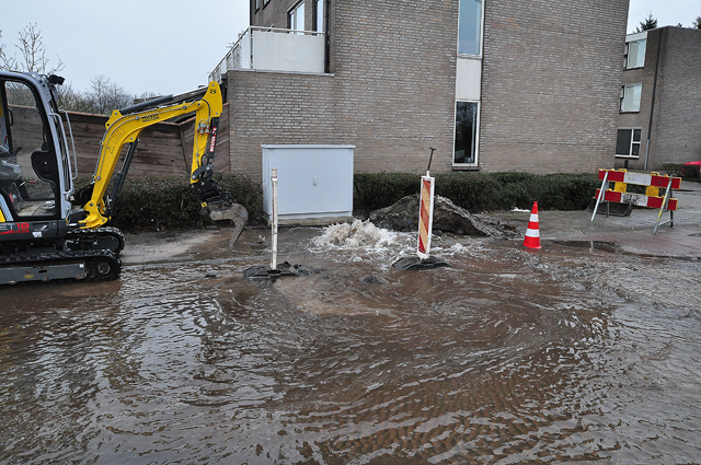 UPDATE: Flink waterballet door kapot getrokken hoofdleiding aan de Burgemeester Teijssenlaan Waalwijk