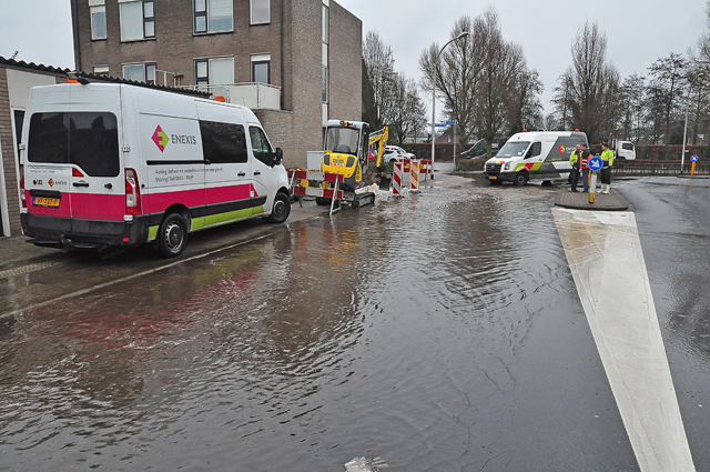UPDATE: Flink waterballet door kapot getrokken hoofdleiding aan de Burgemeester Teijssenlaan Waalwijk