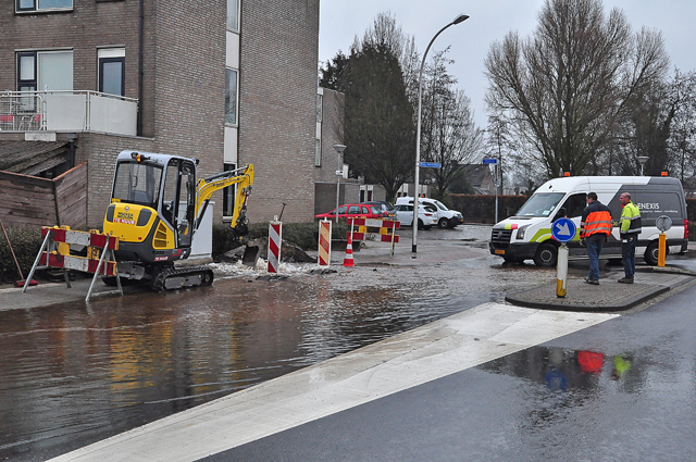 UPDATE: Flink waterballet door kapot getrokken hoofdleiding aan de Burgemeester Teijssenlaan Waalwijk
